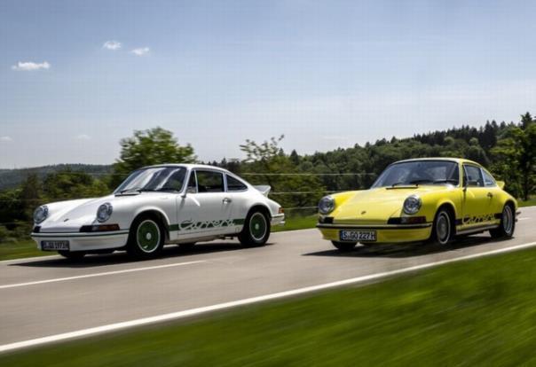 Erstmals ziert beim 911 Carrera RS 2.7 der Schriftzug „Carrera“ die Seitenansicht zwischen den Radhäusern. Das spanische Wort bedeutet auf Deutsch „Rennen“, RS auf dem Heckspoiler steht für Rennsport.